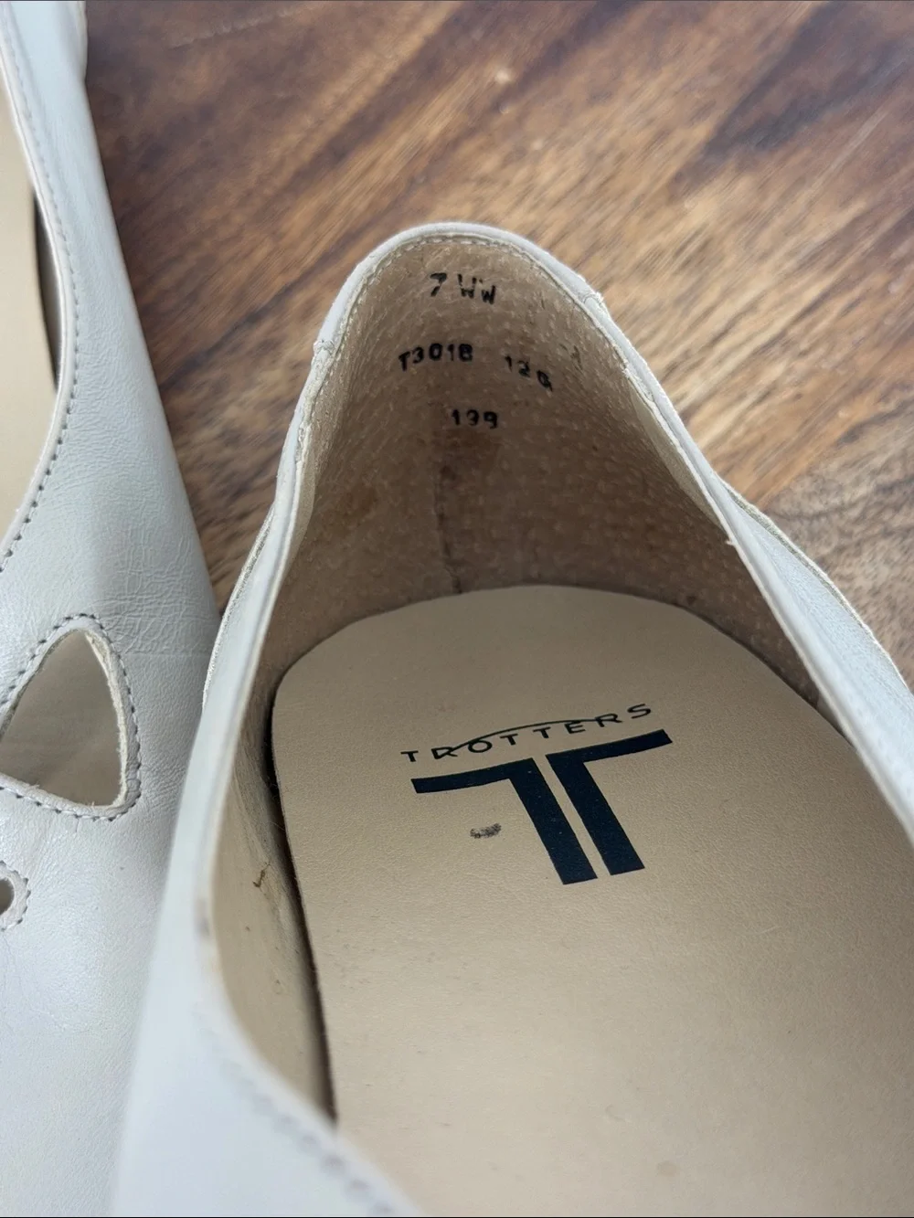 Trotters Leather Cutout Ballet Flats Ivory Cream Women’s Size 7